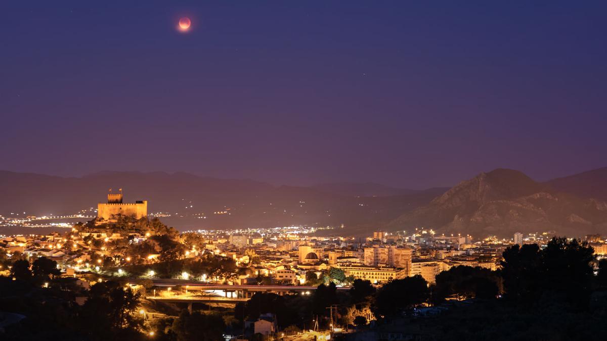 El eclipse lunar con el castillo de Petrer y el monte Bolón de Elda.