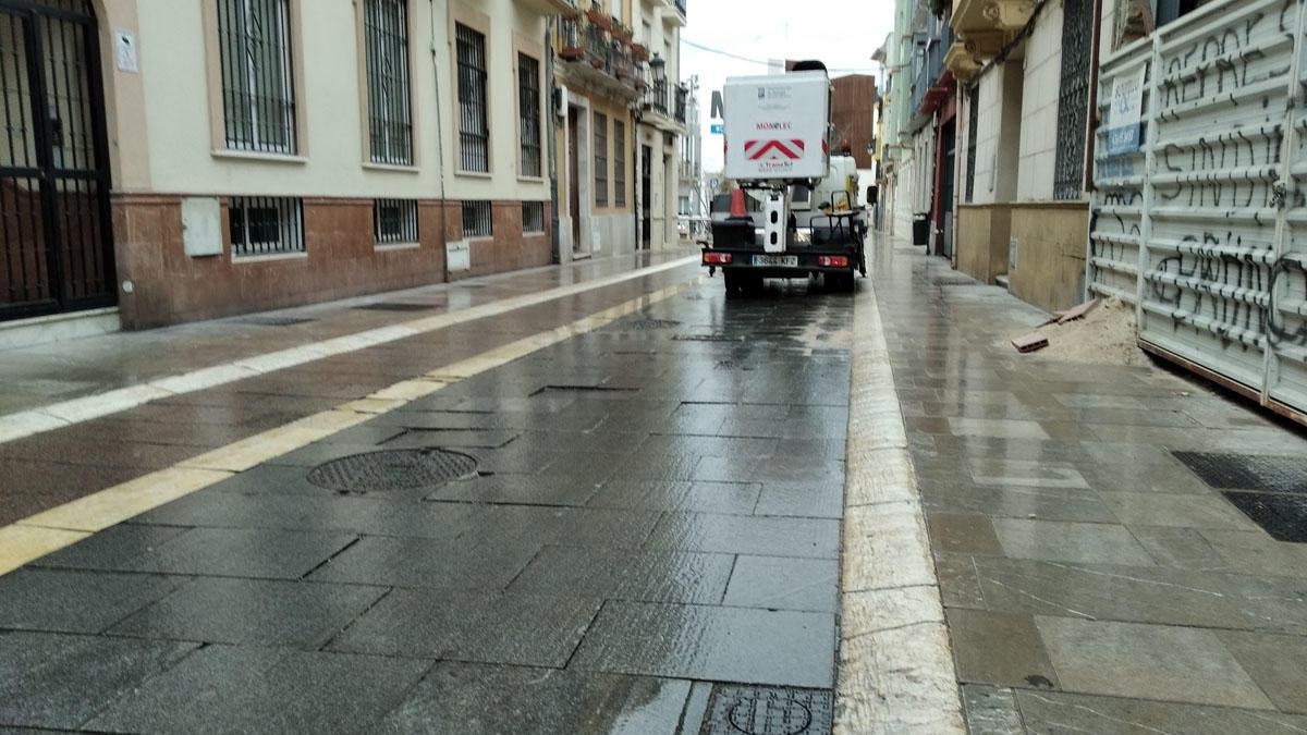 La foto, tomada un día de lluvia de este año, nos muestra el escaso aguante de los grandes adoquines dispuestos en la calzada de la calle Montaño, continuación de la calle Madre de Dios. El paso de coches y camiones ha terminado por evidenciar que aunque la reurbanización de esta y otras calles del Centro con el mismo material ofreció un bonito resultado, lo cierto es que no resiste como debiera. Si la perfección no existe, en la calle Montaño queda ya bastante lejos.