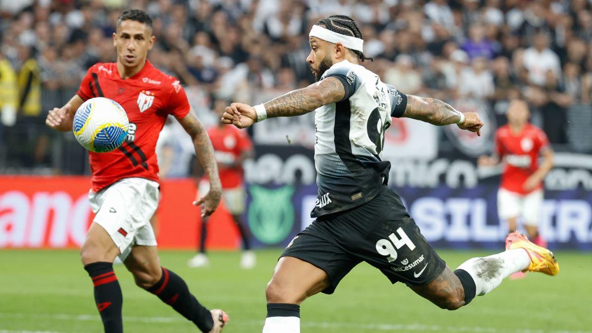 Memphis Depay jugó su primer partido con el Corinthians