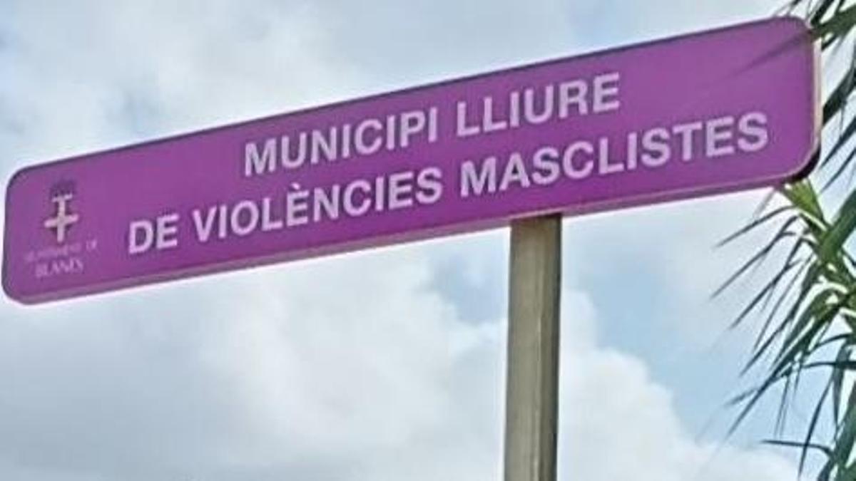 Rètol en contra de les violències masclistes a Blanes