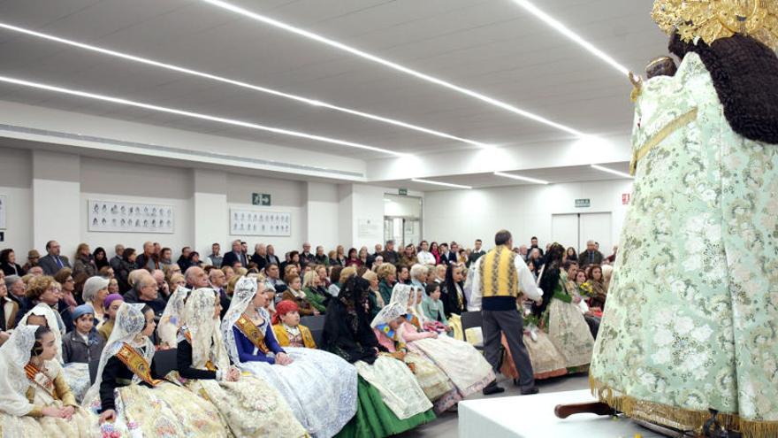 La Virgen entra en el casal de la falla Convento