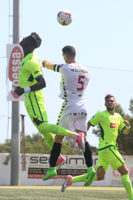 El Elche sufre para ganar y llega al derbi copero como líder