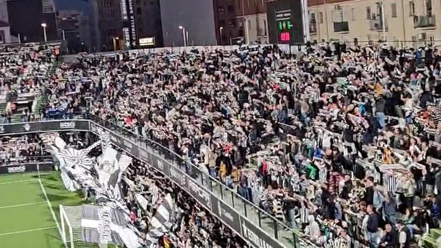 Vídeo: La afición del Castellón canta el himno a capela en el partido contra el Almería