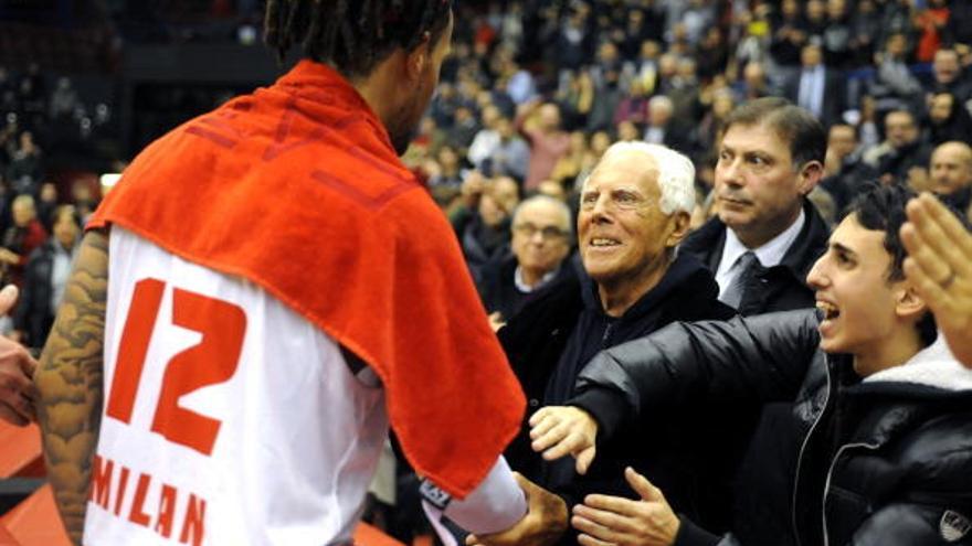 Giorgio Armani, en la grada del Mediolanum Forum, con Hackett.