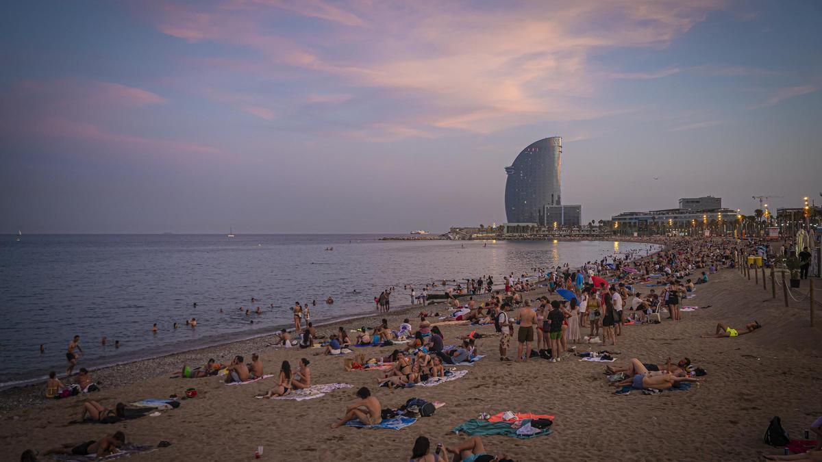 El Ayuntamiento de Barcelona activa la alerta de calor por noches tórridas