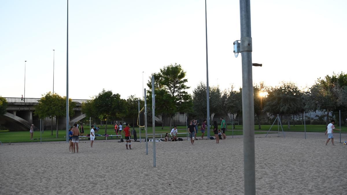 Una de las pistas no tiene red para que puedan jugar a balonmano playa.