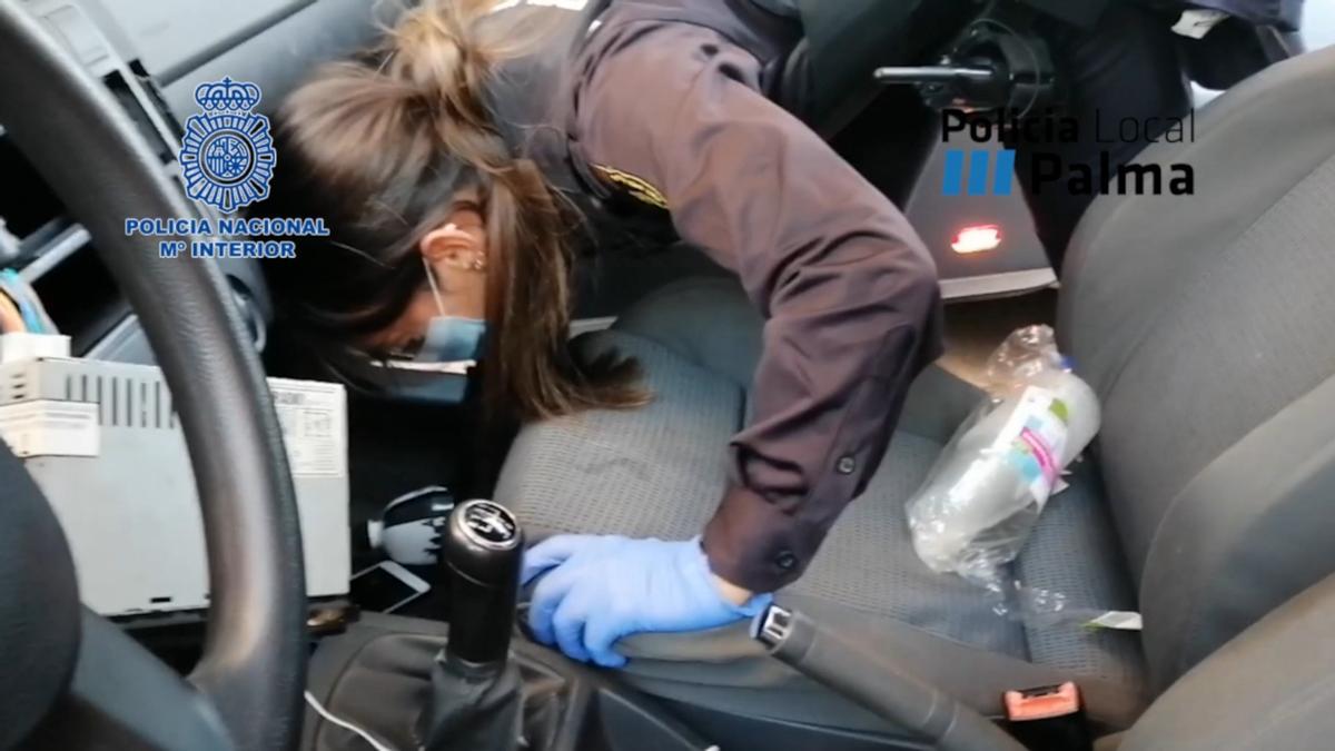 Una agente de Policía, en el momento en el que localiza la droga oculta en el coche.
