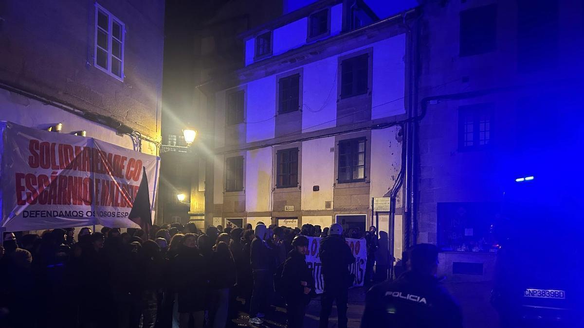 Bengalas, petardos y cortes de tráfico en la segunda manifestacion contra el desalojo de la Algalia