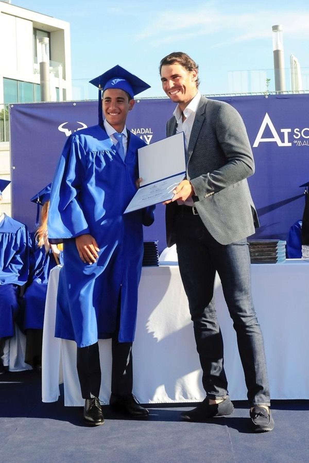 Rafa Nadal preside una fiesta de graduación, Rafa sonriente