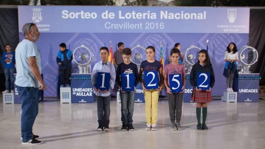 Los cinco crevillentinos que mostrarán los números ganadores, durante el ensayo de ayer.