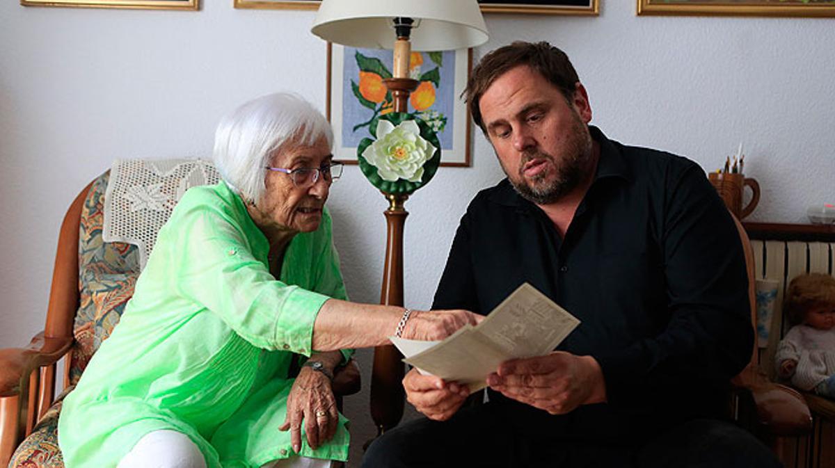 Oriol Junqueras va a Molins de Rei a visitar Conxita, una dona de 94 anys, exvotant del PSC, que el 27-S recolzarà Junts pel Sí.