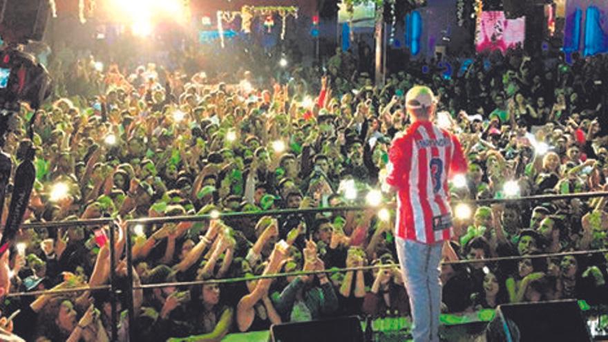 El cantant va lluir una samarreta del Girona durant la seva actuació.