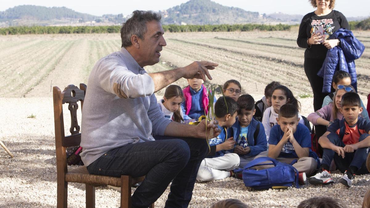 Pep Gimeno "Botifarra" enseña a los escolares de Xàtiva el cultivo del ajo tierno