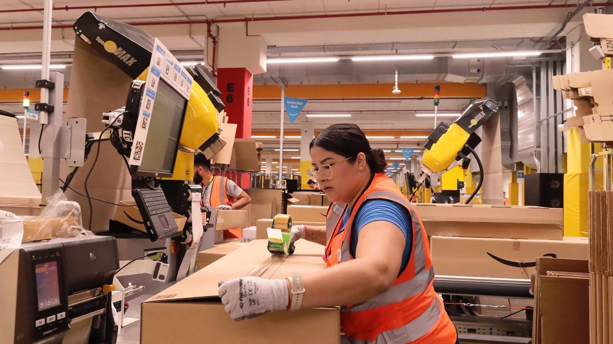 Una trabajadora prepara un paquete en la planta logística de Amazon en Onda