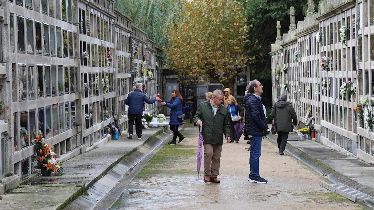 Los vigueses acuden a sus cementerios en el Día de Difuntos