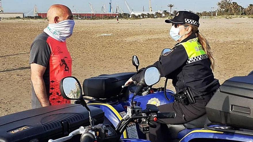 Patrulla policial en la playa del Port.