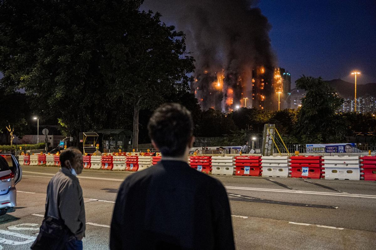 HONG KONG (China), 26/11/2025.- A person watches an apartment fire in Tai Po in Hong Kong, China, 26 November 2025. According to the Hong Kong government, the five alarm fire, which started 26 November, has left four people dead and three in critical condition. EFE/EPA/LEUNG MAN HEI