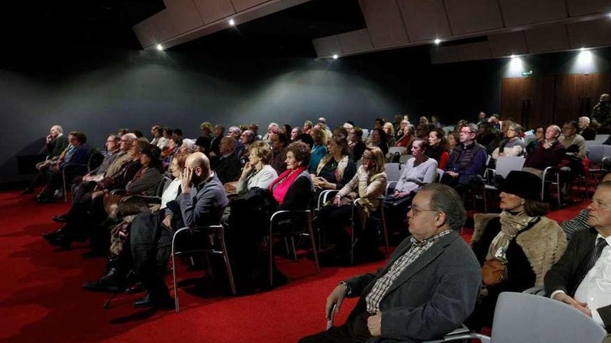 Público ayer en el Club Prensa Asturiana; en primer término, Carlos González Abeledo.