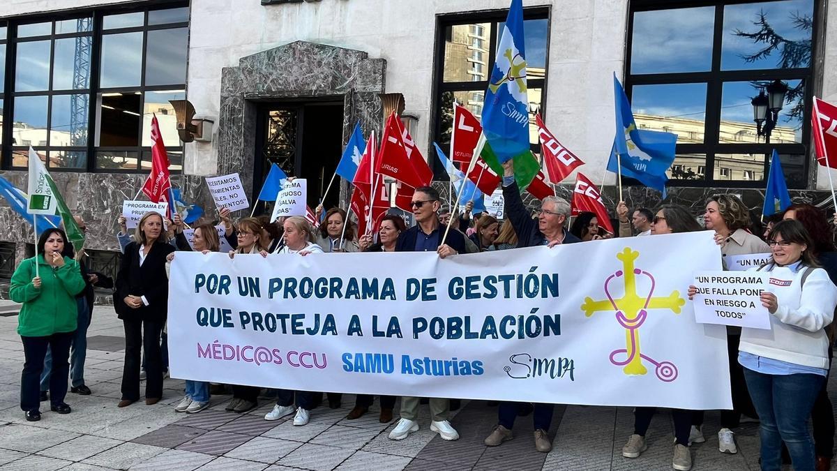 Participantes en la protesta, entre ellos la diputada Pilar Fernández Pardo.