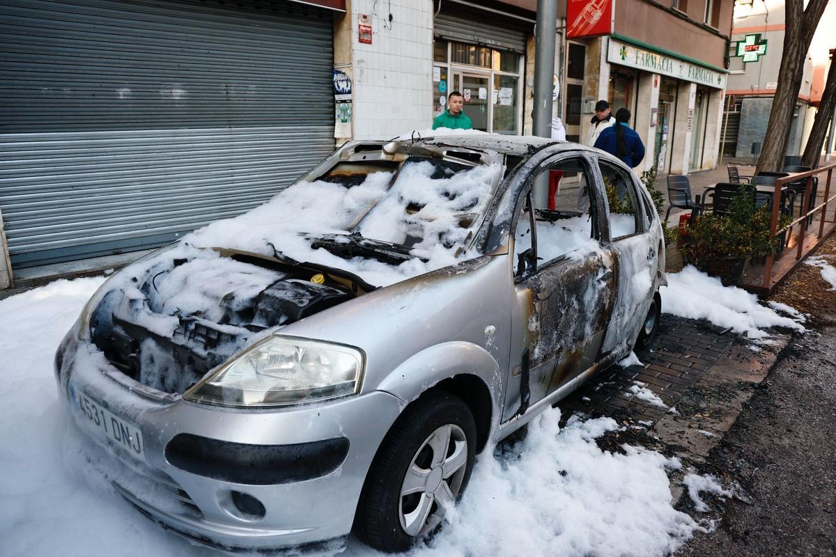 Les imatges del cotxe cremat a Santa Eugènia aquesta matinada