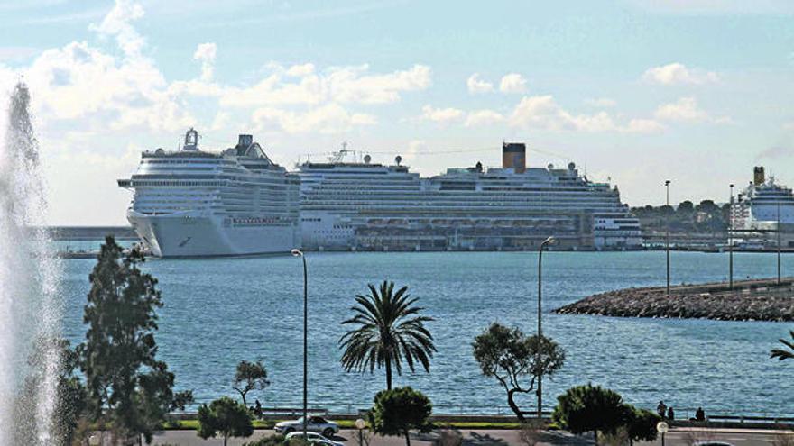 Los cuatro cruceros que arribaron ayer, vistos desde Dalt Murada.