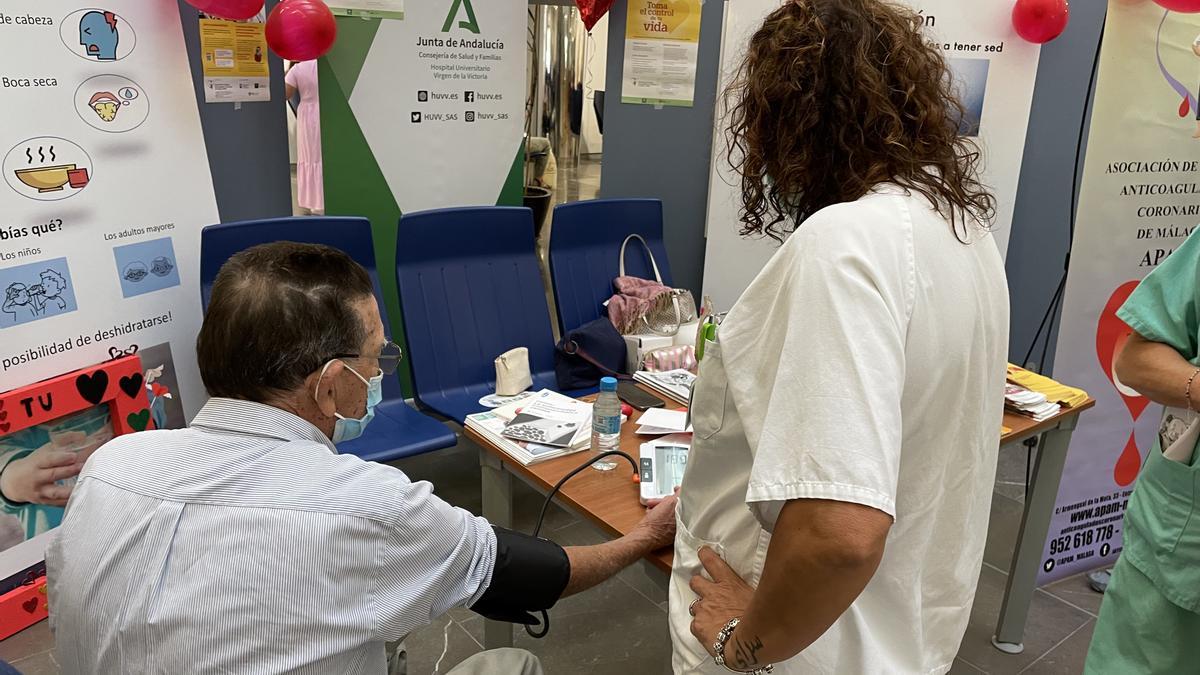 Profesionales, pacientes y familiares han participado hoy en el Hospital Clínico en una jornada de concienciación sobre salud cardiaca