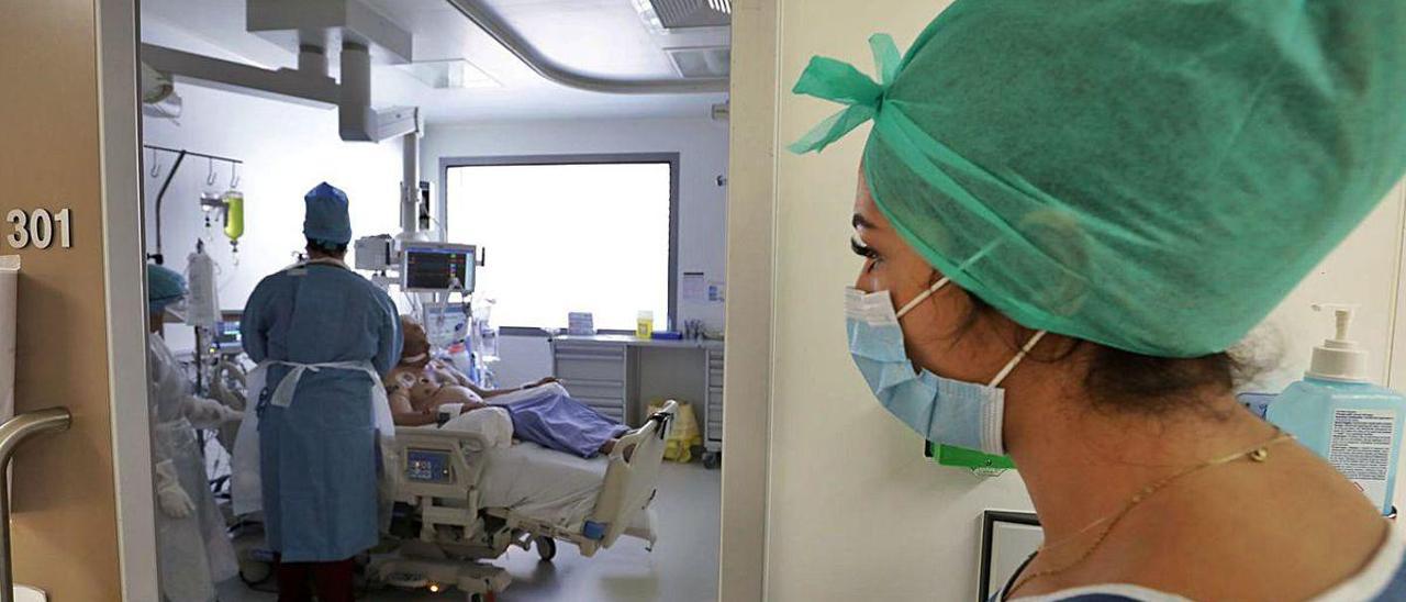 Pacientes con coronavirus en la UCI del Hospital de Marsella, donde se está produciendo un repunte.