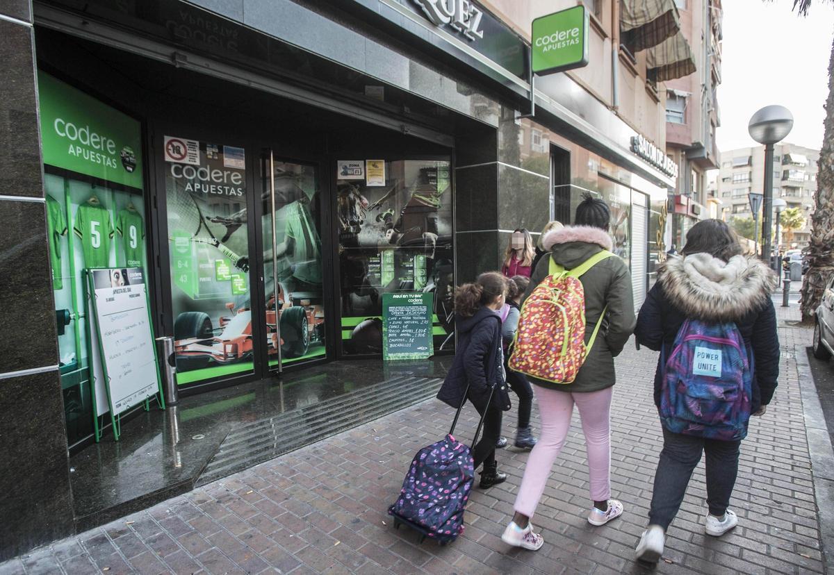 Los socialistas reclaman que se mantenga la distancia entre centros educativos y salas de juego.