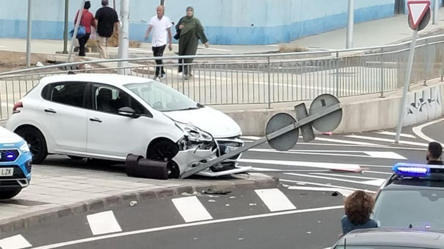 Accidente insólito en Las Palmas de Gran Canaria: un coche &quot;fantasma&quot; pierde el control
