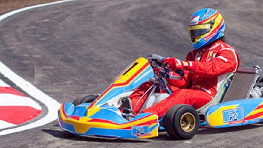 Fernando Alonso con su kart sobre el trazado de La Morgal.