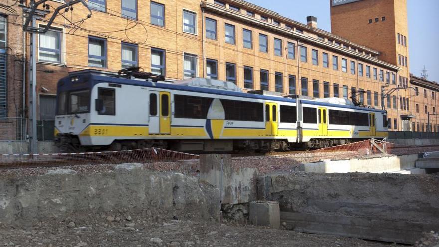 Tren de FEVE en la zona del soterramiento