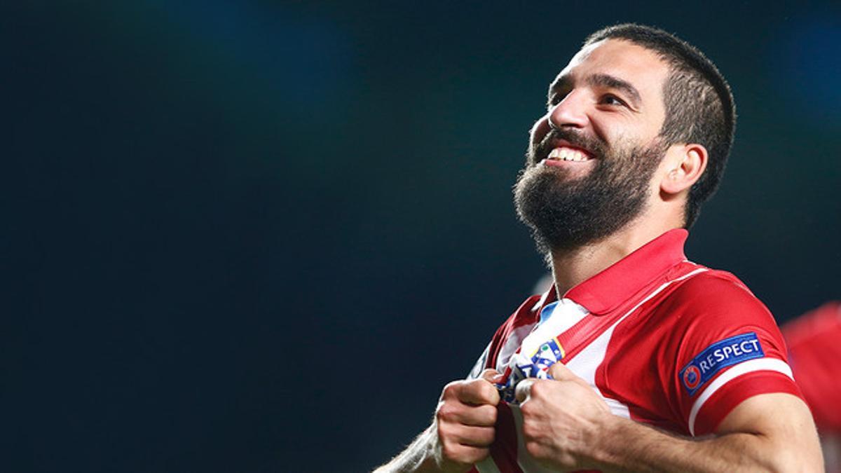 Arda Turan celebra uno de los goles que marcó con la camiseta de Atlético
