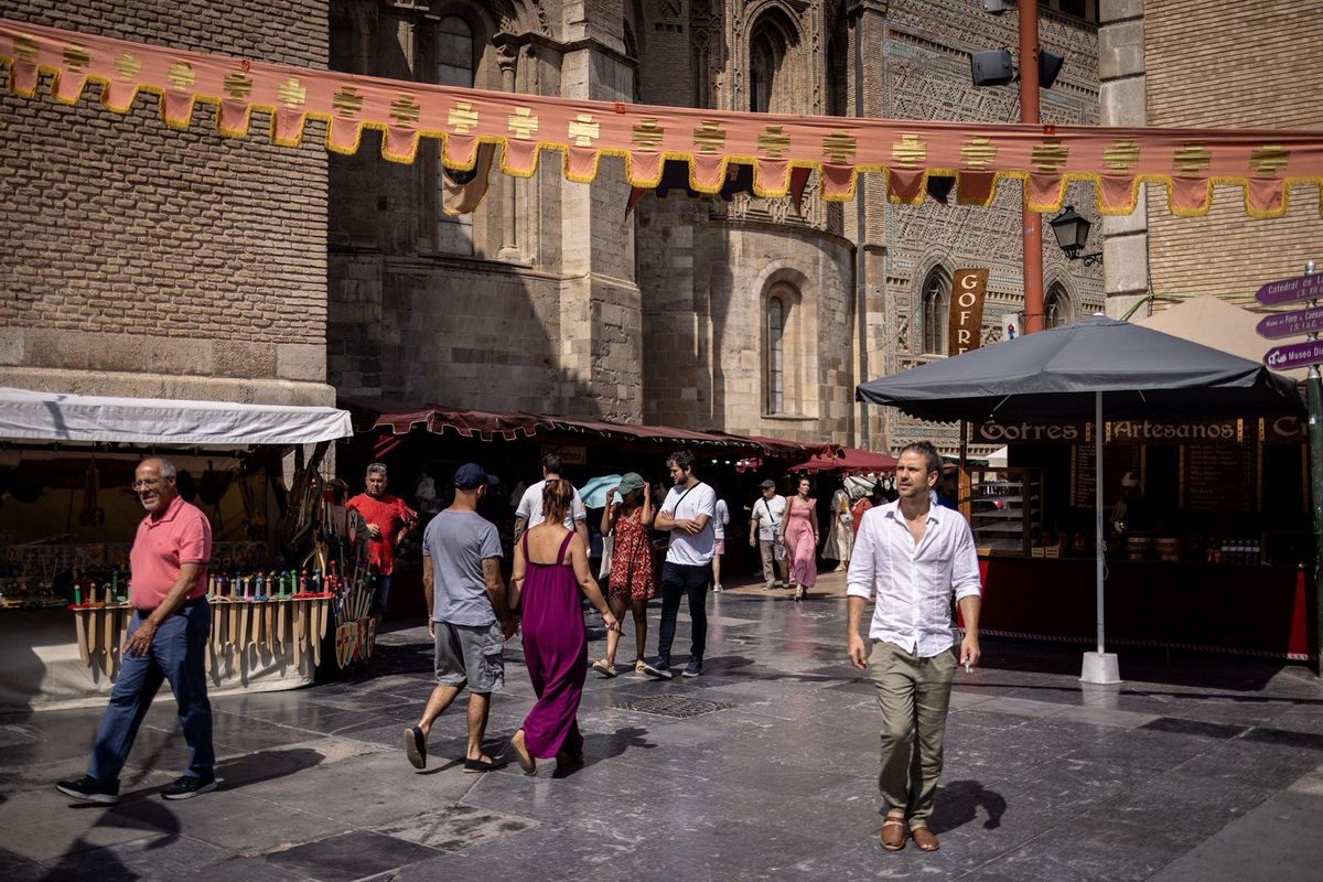 La Plaza San Bruno de Zaragoza inmersa en el Mercado de las Tres Culturas, este viernes.