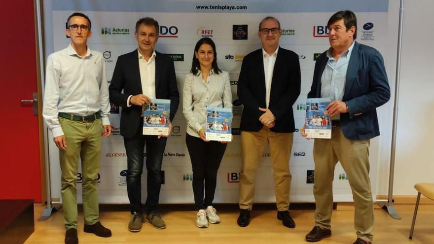 Pablo García, Jorge Suárez, Aida Nuño, Carlos Sotillos, representante del patrocinador principal del torneo, BDO, y José María Ferrer, presidente del Club de Tenis de Luanco. | LNE