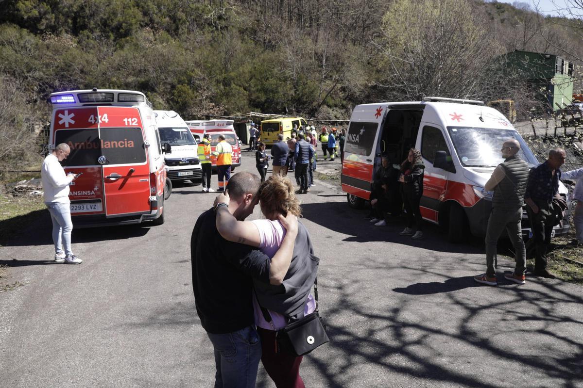 Dos personas se consuelan en mitad de todo el operativo desplegado junto a la mina de Cerredo el año pasado.