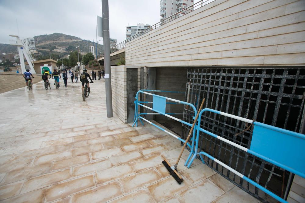 Imágenes de la playa de San Juan, donde la lluvia ha ocasionado serios daños en el arenal y el paseo peatonal.