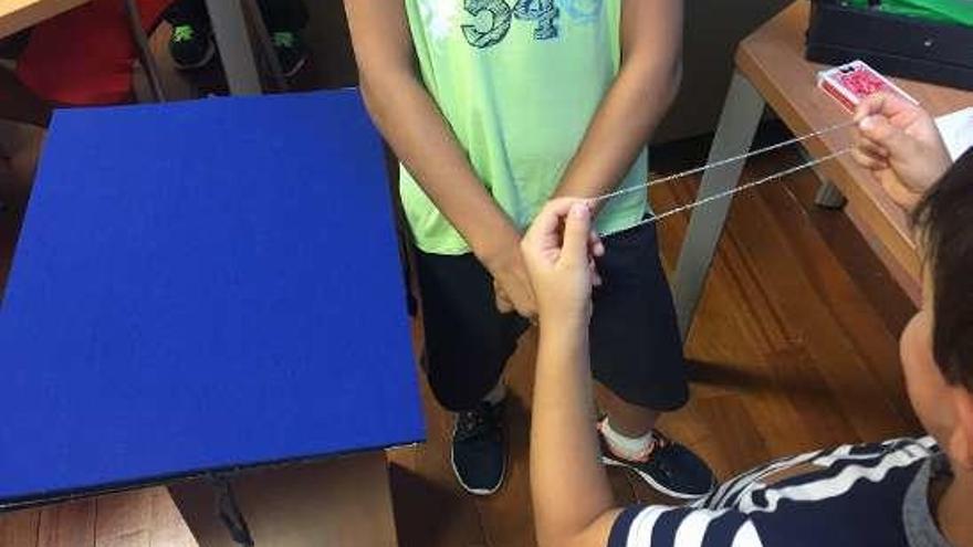 Niños asistentes al taller realizan un efecto. Foto cedida por la Organización