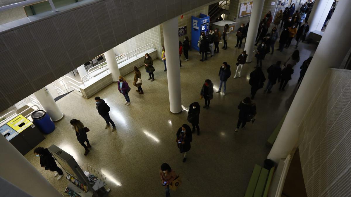 A la espera para entrar en el aula, esta mañana, en la Facultad de Derecho.