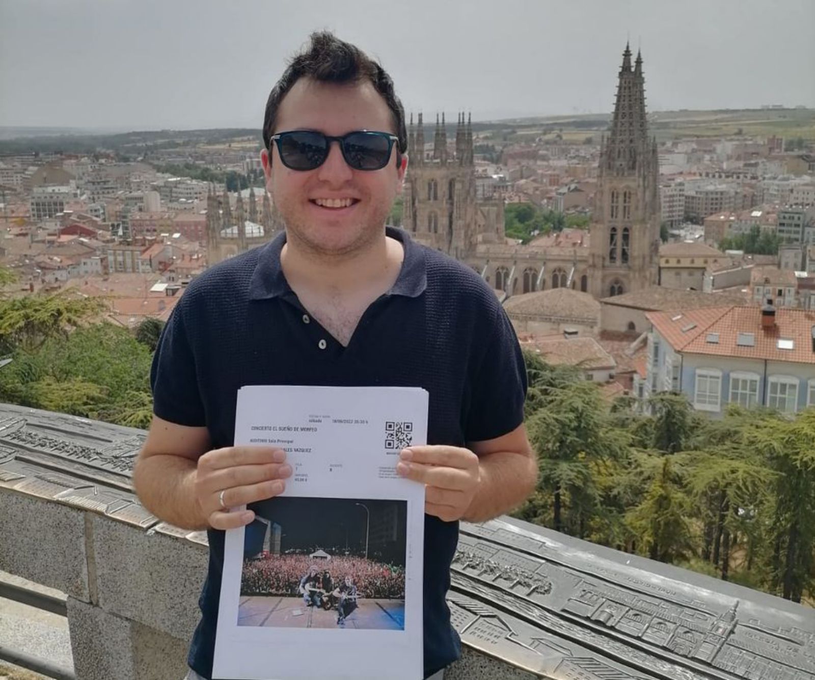 Samuel Ruiz, en Burgos, con sus entradas para el concierto. 