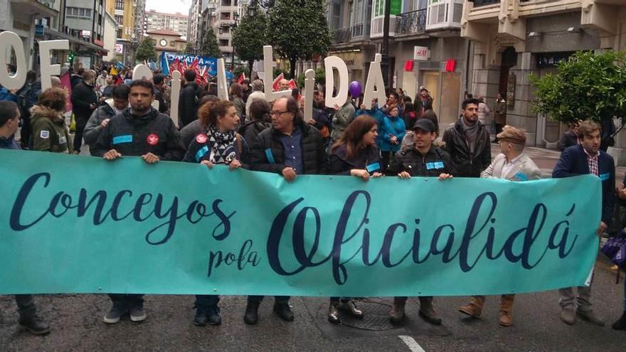 Manifestación a favor de la oficialidad, en plena calle Uría, ayer.