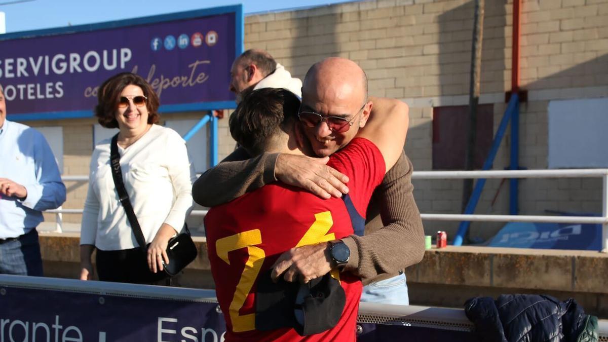 Carlos Espí se abraza a su primer entrenador, Javi Tur, dedicándole uno de los goles que marcó con España sub20