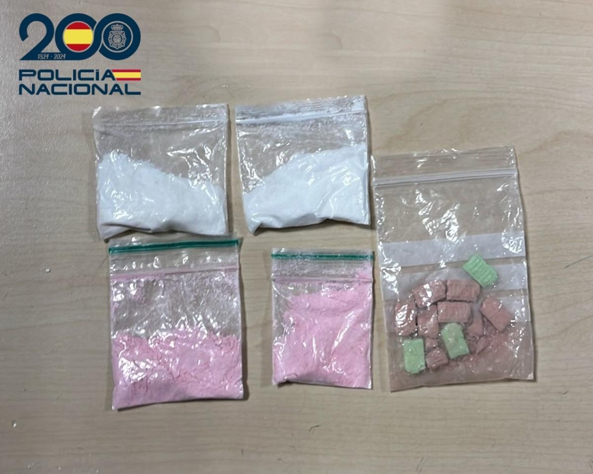 Parte de la droga intervenida a tres camellos durante la apertura de las discotecas de Ibiza.