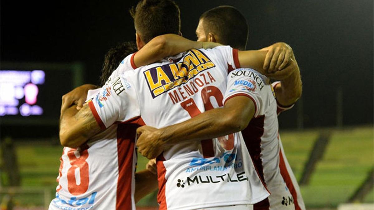 Los jugadores de Huracán celebran el gol de Diego Mendoza