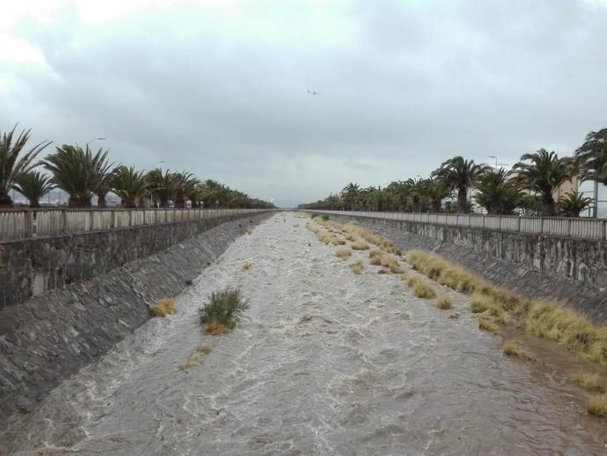 El barranco de Arinaga corre