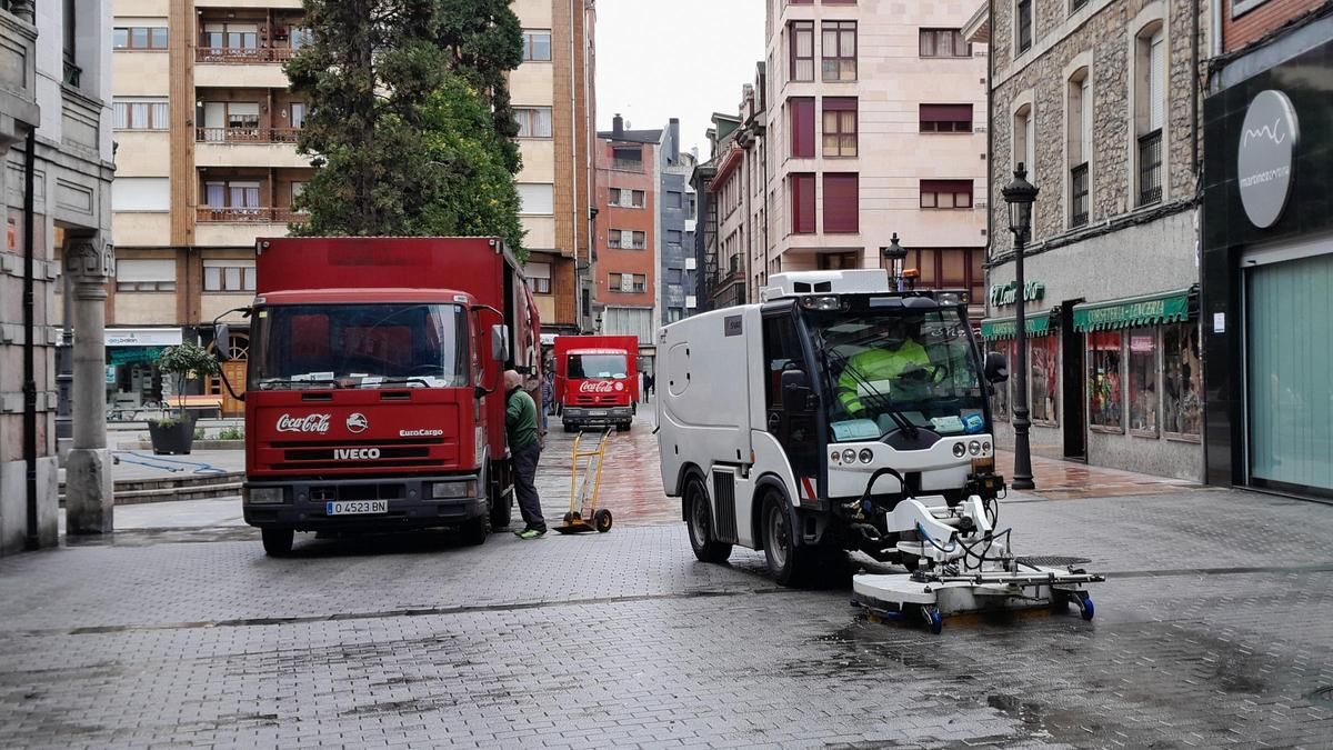 Una máquina de limpieza en la zona de la plaza del Ayuntamiento de Langreo.