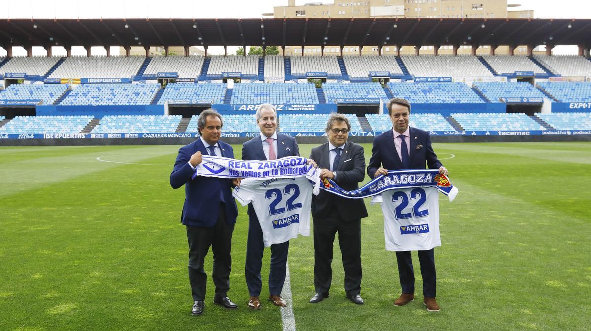 El nuevo presidente y propietario del Real Zaragoza, Jorge Mas (segundo por la izquierda), junto a sus socios.