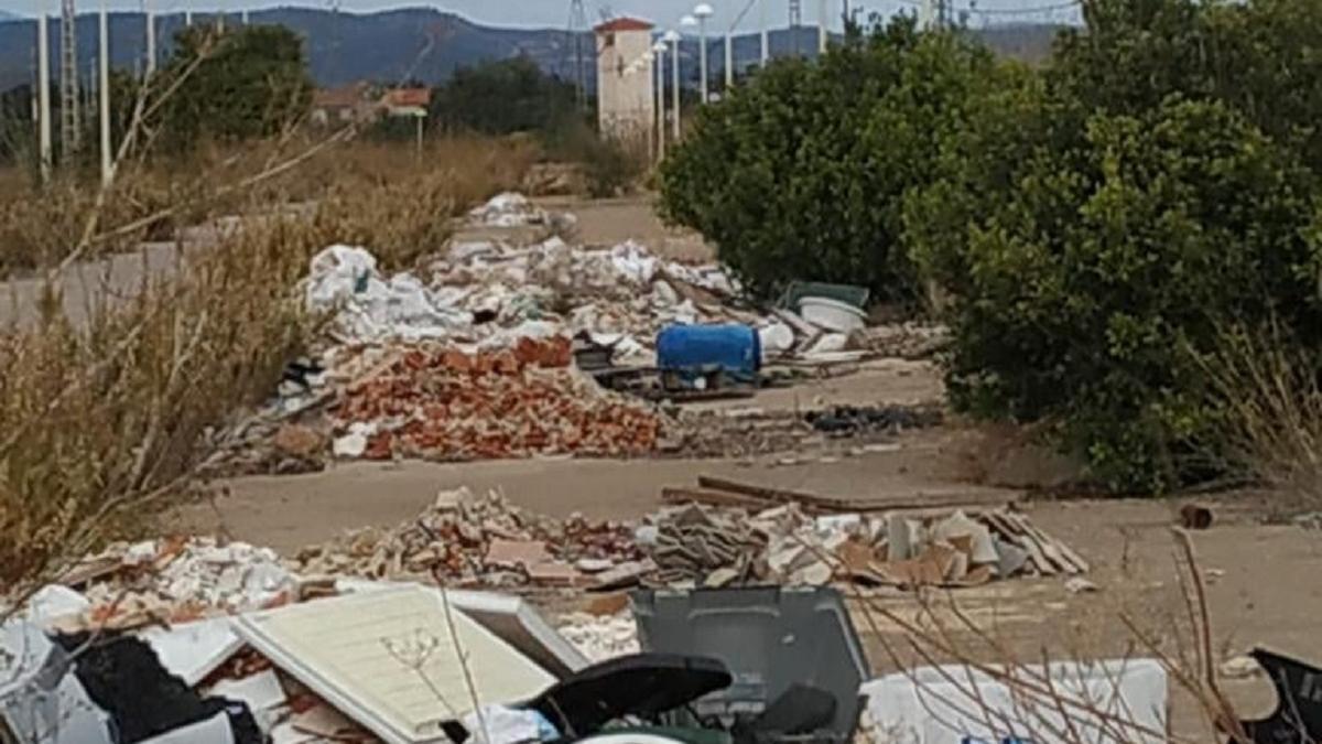 Los vecinos claman que el PAI Torre la Sal continúa «abandonado» y critican la falta de soluciones de Ayuntamiento y urbanizadora.