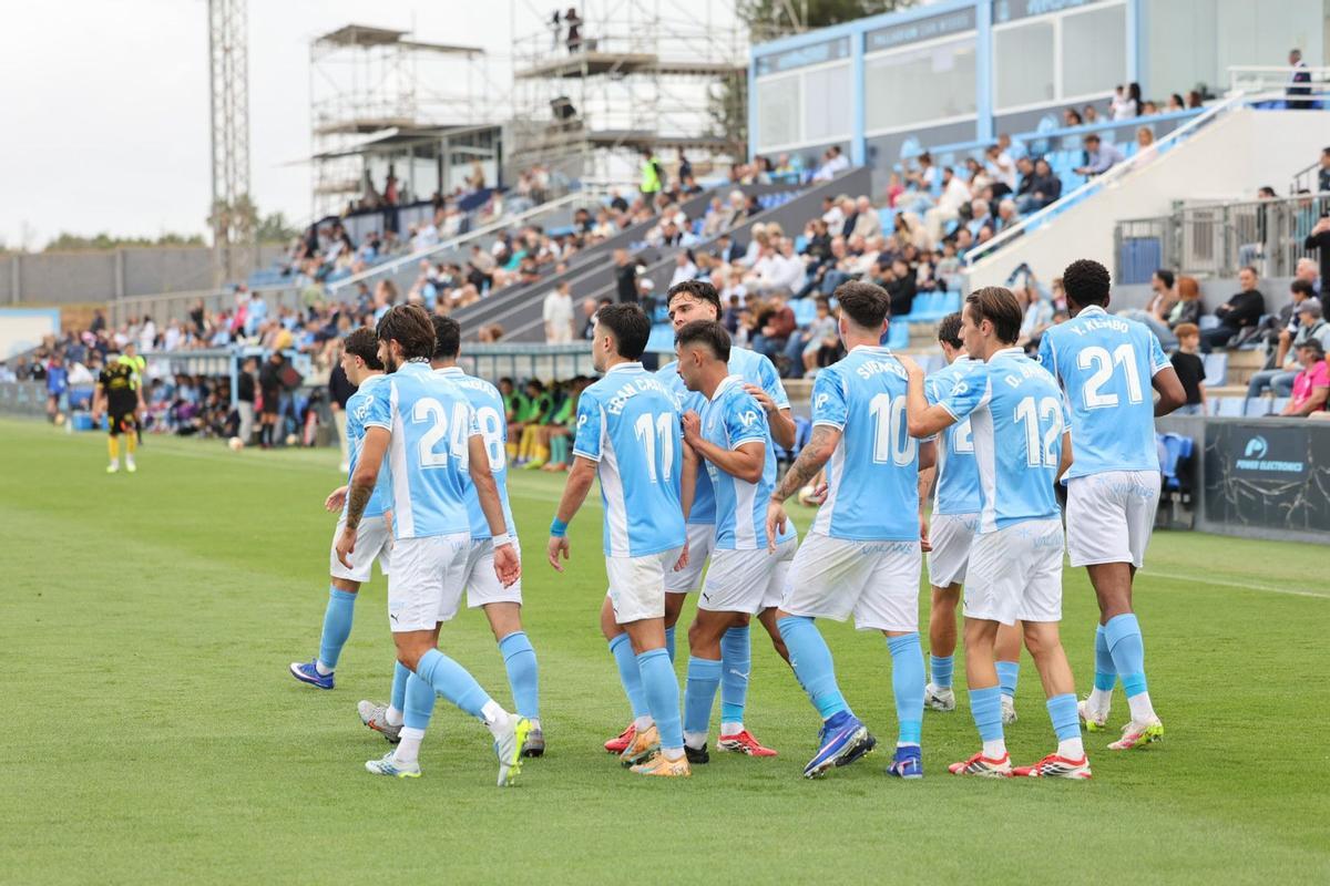 Los jugadores de la UD Ibiza celebran el gol de Davo.