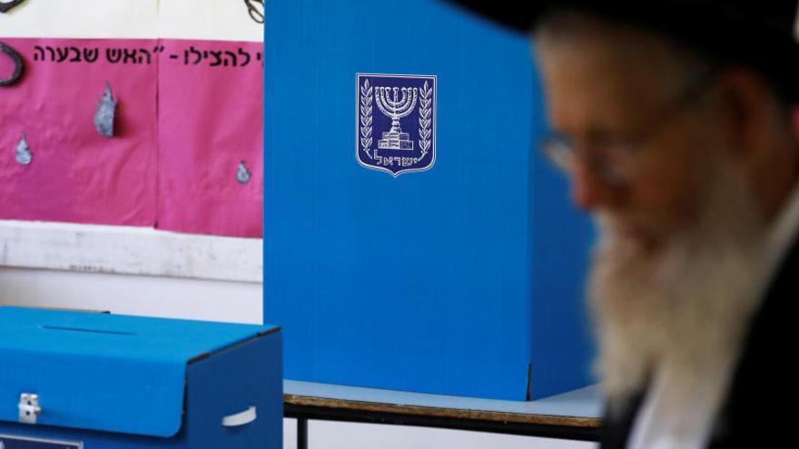 Un judío ultraortodoxo, cerca de una urna.
