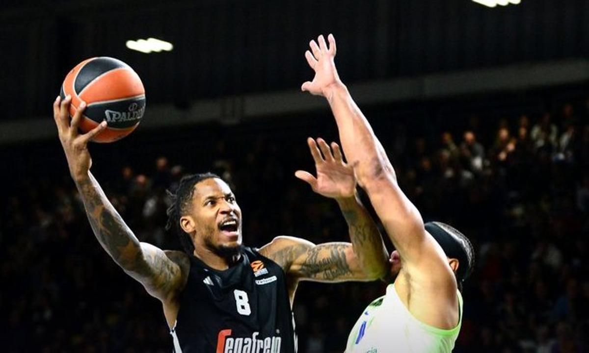 Clyburn, en una acción ofensiva ante la defensa de Anderson